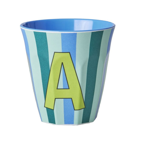 Taza de melamina con letra – Alphabet Multicolor Azul con rayas – RICE