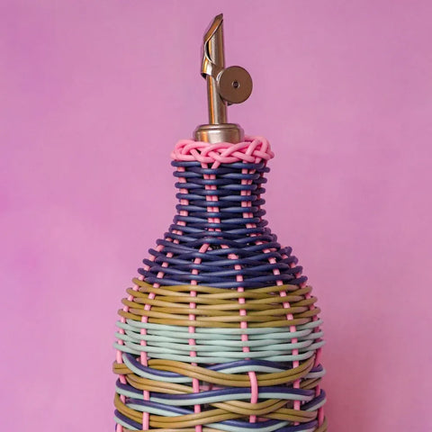 Aceitera de vidrio trenzado Rosa y Azul Marino – MÆGEN
