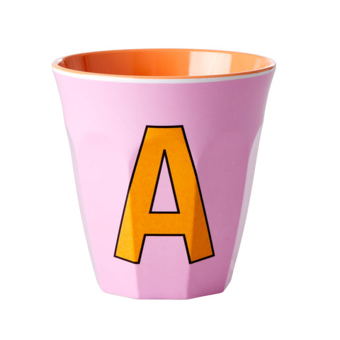 Taza de melamina con letra – “Alphabet Multicolor Rosa – RICE