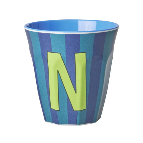 Taza de melamina con letra – Alphabet Multicolor Azul con rayas – RICE