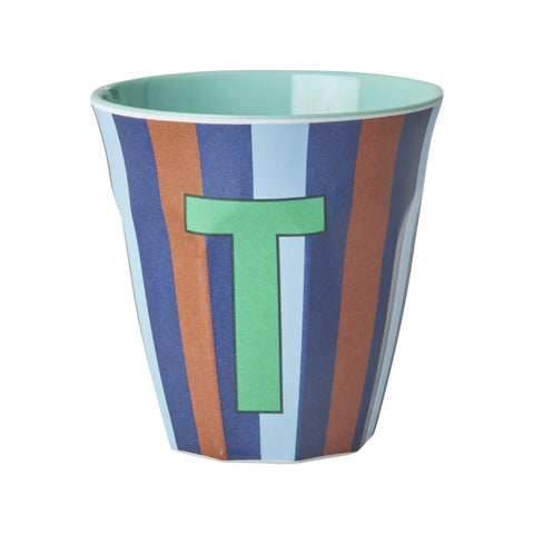 Taza de melamina con letra – Alphabet Multicolor Azul con rayas – RICE
