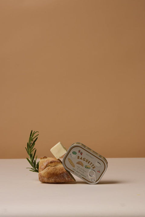 Vela en lata “Baguette - Rosemary Thyme” – Paddywax