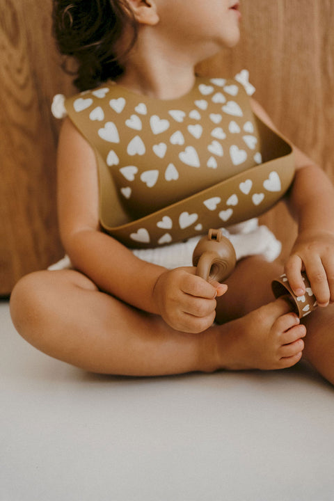 Babero de silicona para bebé – Color Fall in love camel - Zakuw