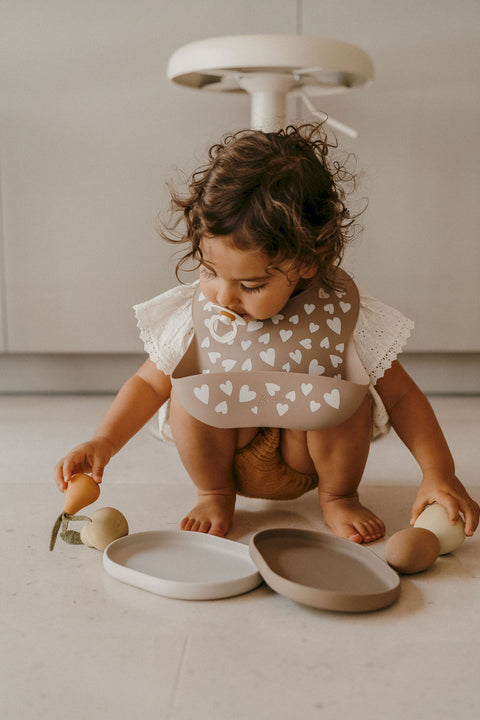 Babero de silicona para bebé – Color Fall in love taupe rosa - Zakuw