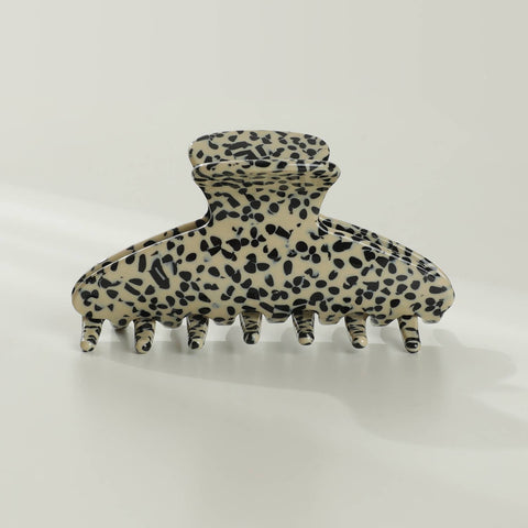 Adrienne Core | Pinza de Garra Clásica Mediana Curvada