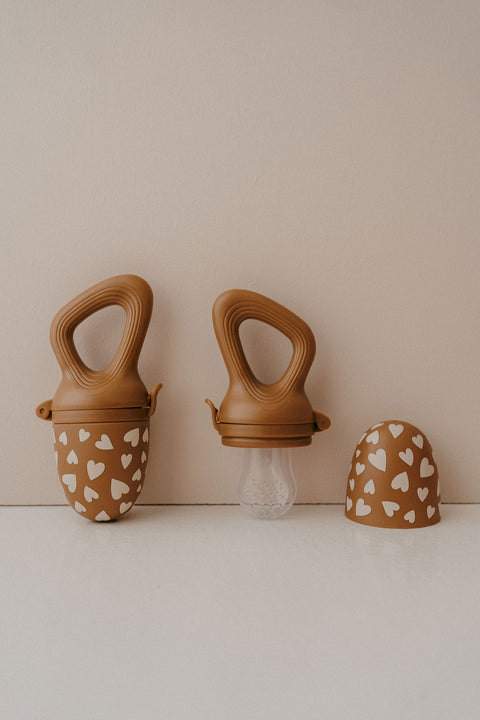 Alimentador antiahogo para bebé – Color Fall in Love (camel) - Zakuw